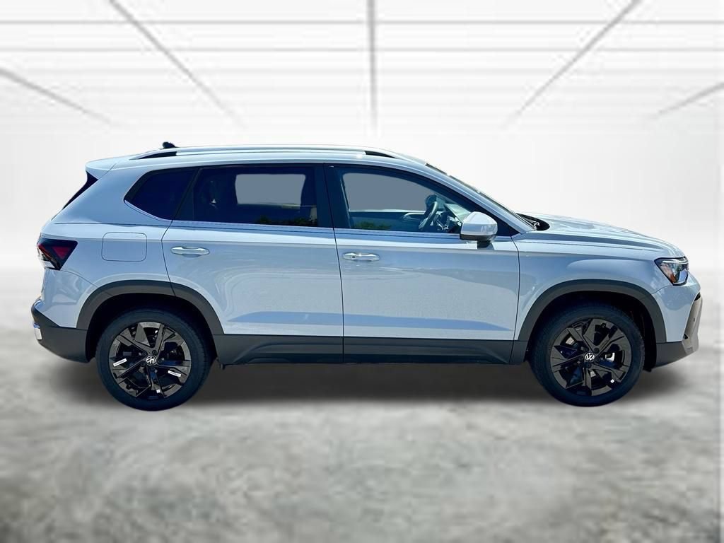 New 2026 Volkswagen Taos SE FWD image 4