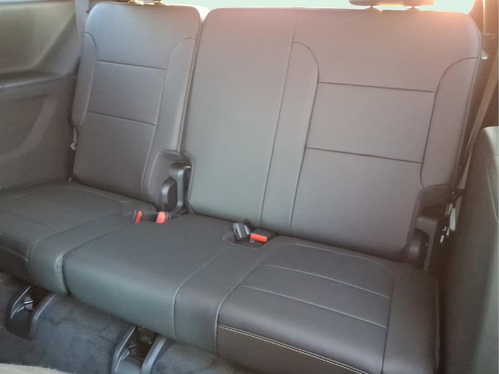 Used 2023 Chevrolet Traverse LT image 15