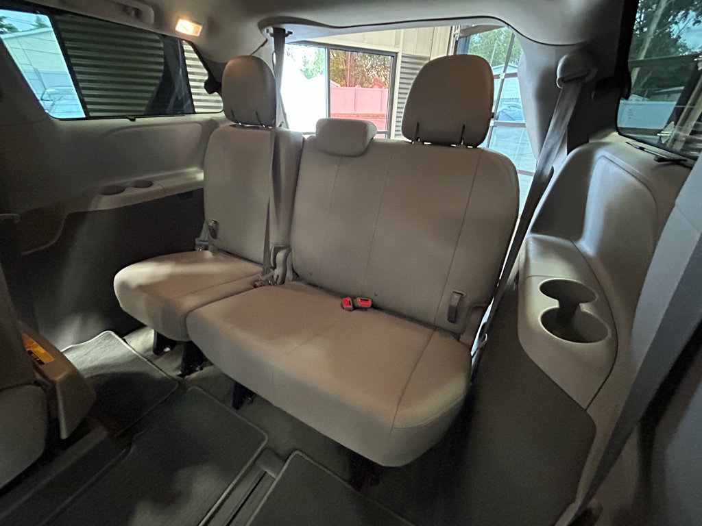 Used 2019 Toyota Sienna XLE w/ XLE Navigation Package FWD image 7