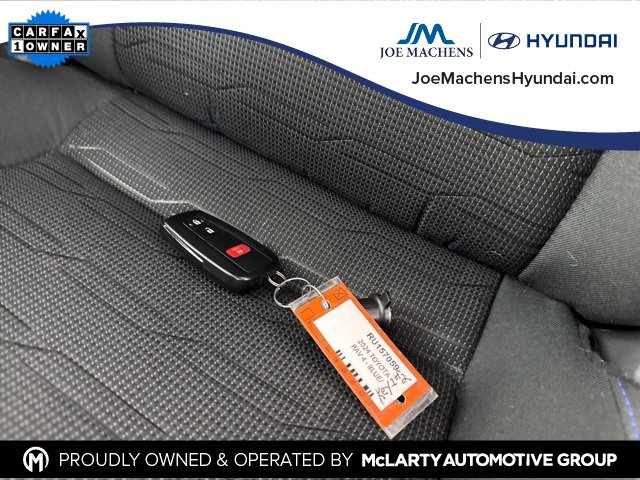 Used 2024 Toyota RAV4 SE image 32