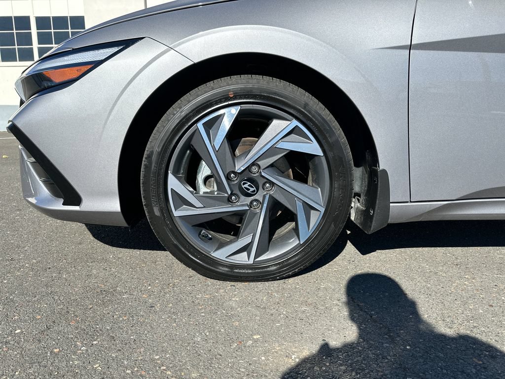 Certified 2025 Hyundai Elantra Limited FWD image 11