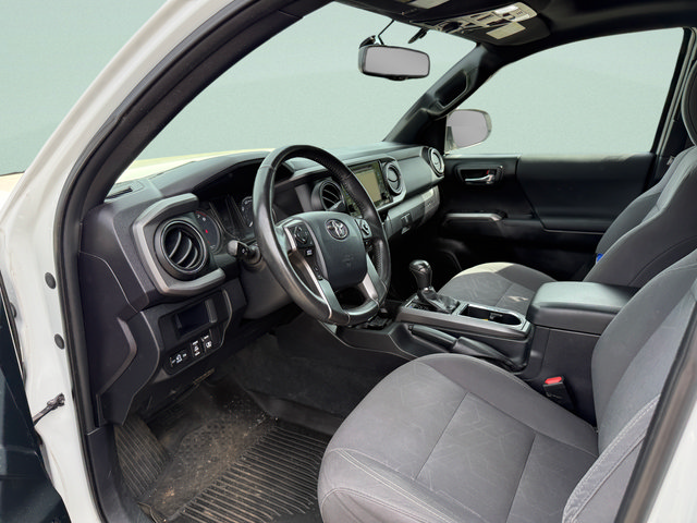 Used 2017 Toyota Tacoma TRD Off-Road w/ Premium & Technology Package AWD/4WD image 3