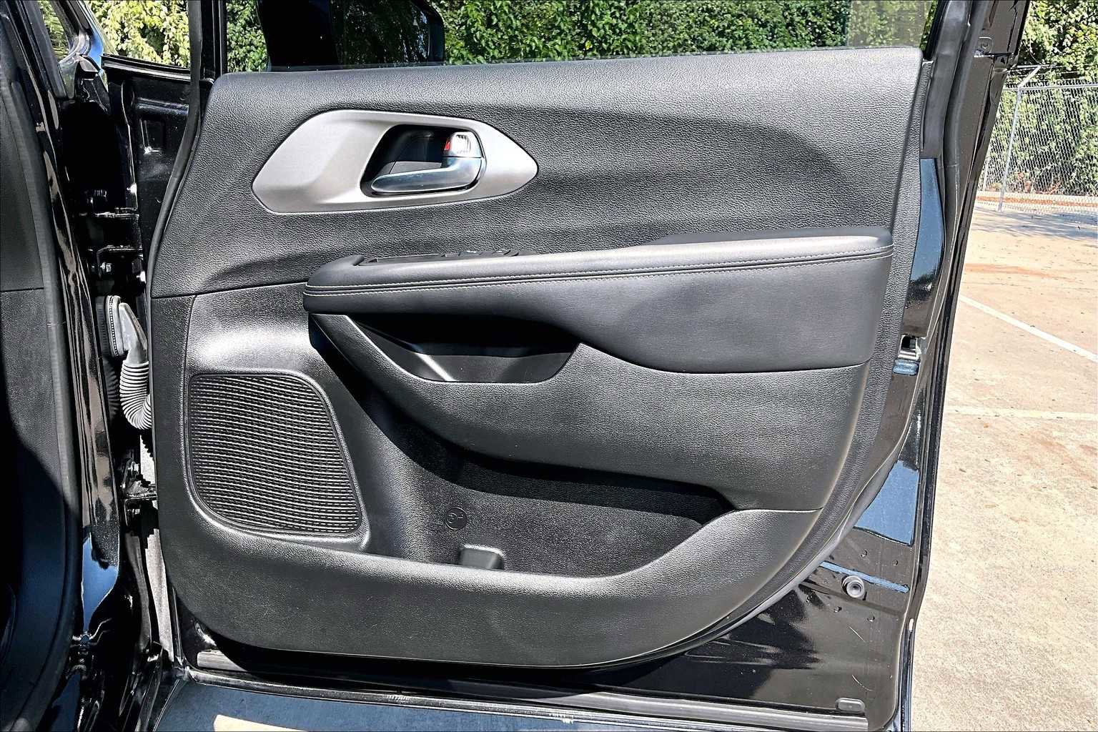 Used 2023 Chrysler Pacifica Limited w/ S Appearance Package image 23