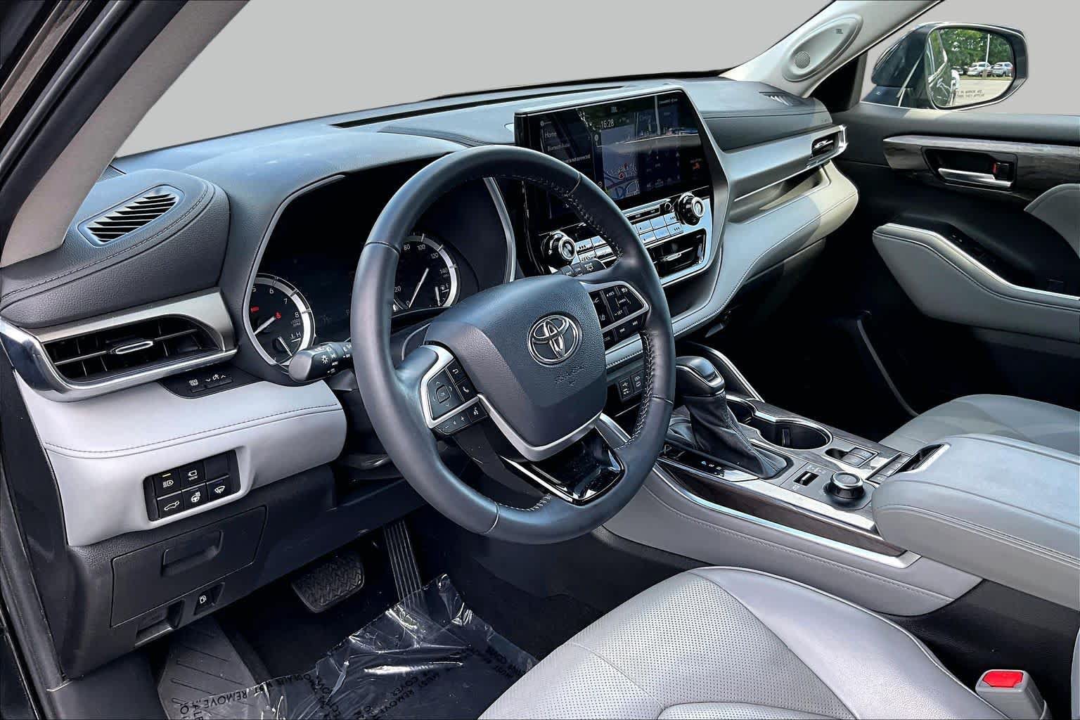 Used 2022 Toyota Highlander Limited AWD/4WD image 34