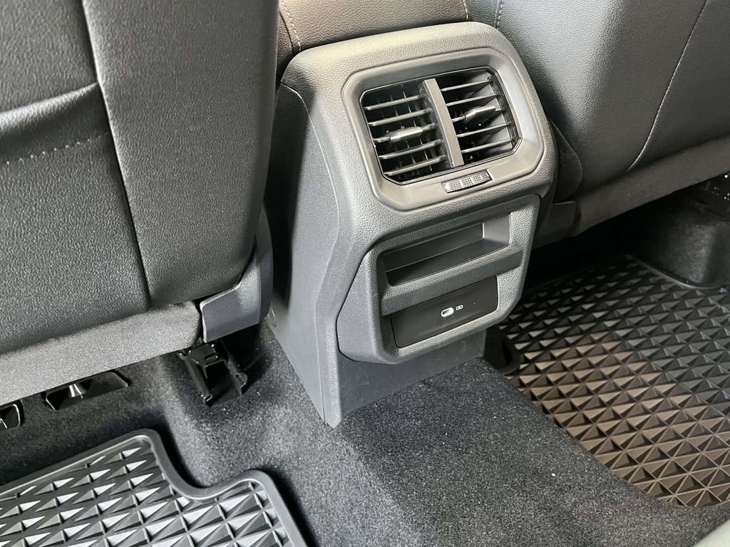 New 2025 Volkswagen Taos SE AWD/4WD image 9