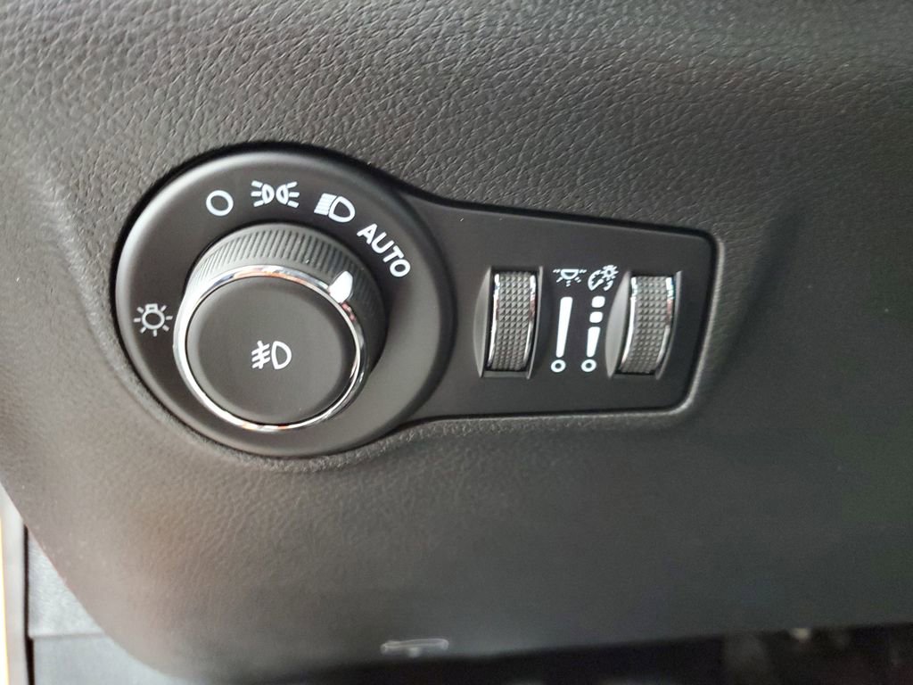 New 2026 Jeep Compass Latitude w/ Sun and Sound Group image 12