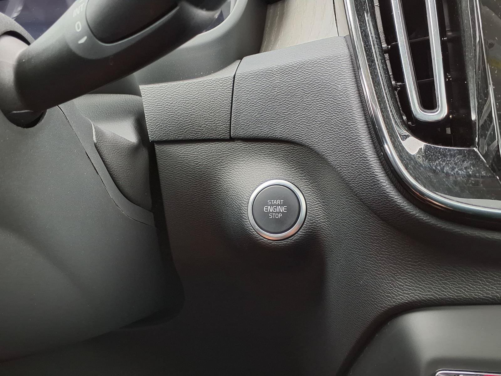 Certified 2025 Volvo XC40 B5 Ultra AWD/4WD image 28