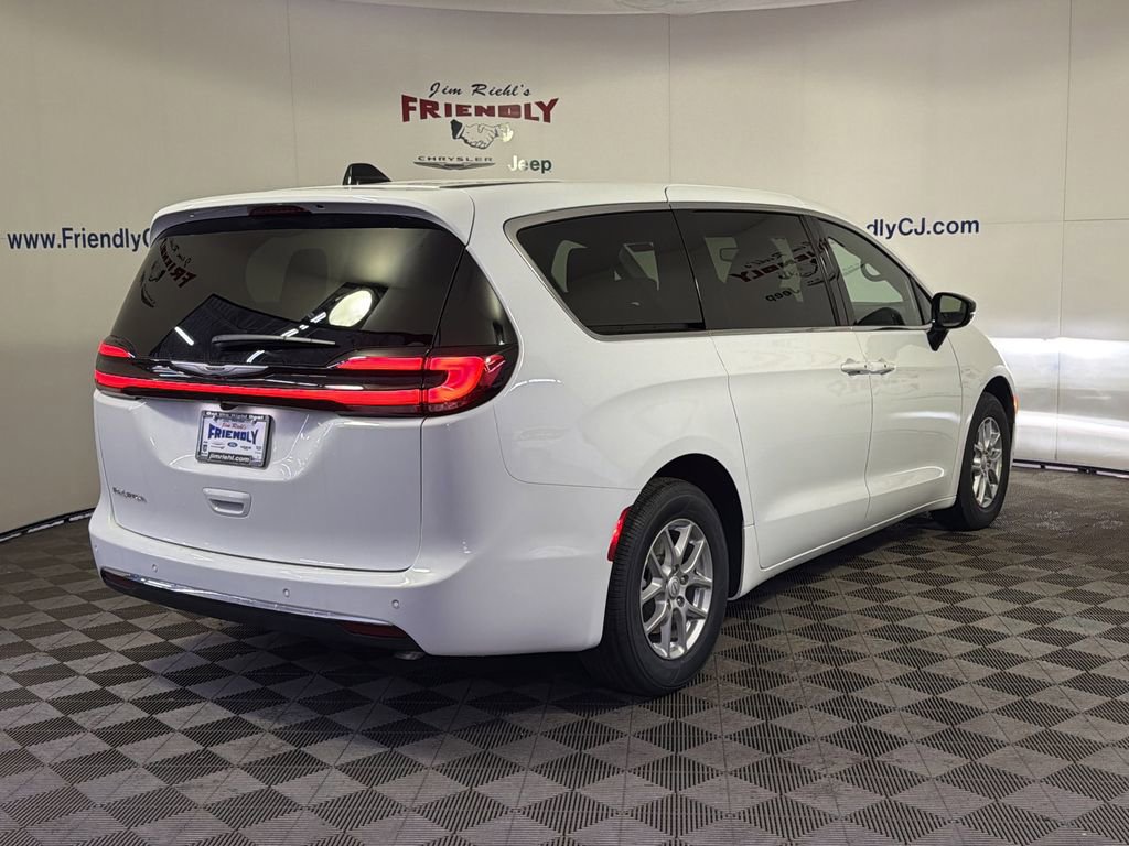 New 2026 Chrysler Pacifica Select image 3