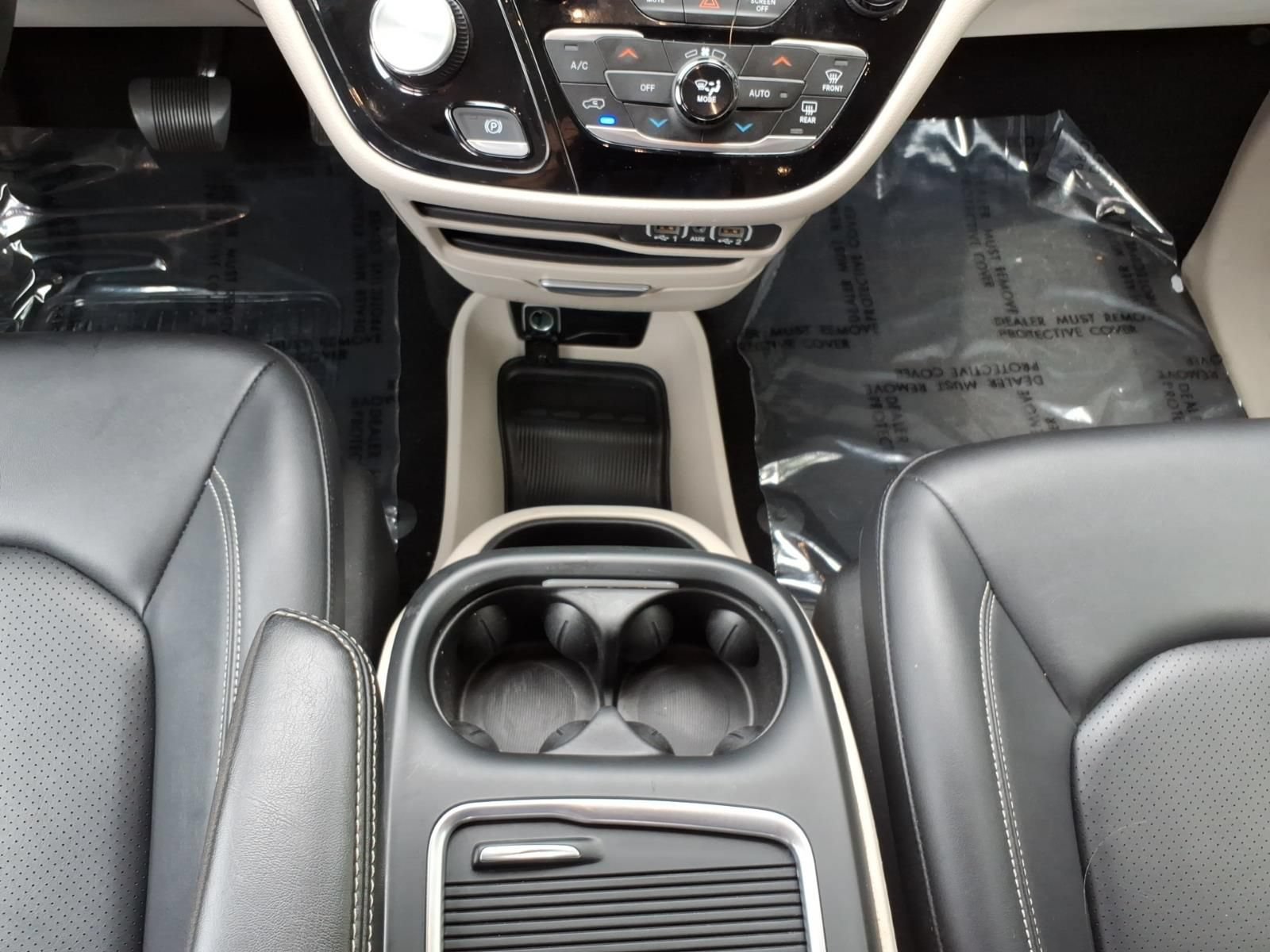 Used 2024 Chrysler Pacifica Touring-L FWD image 22