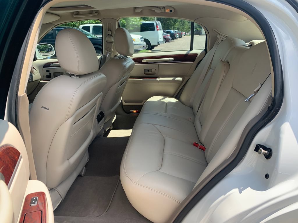 Used 2004 Lincoln Town Car Ultimate RWD image 16