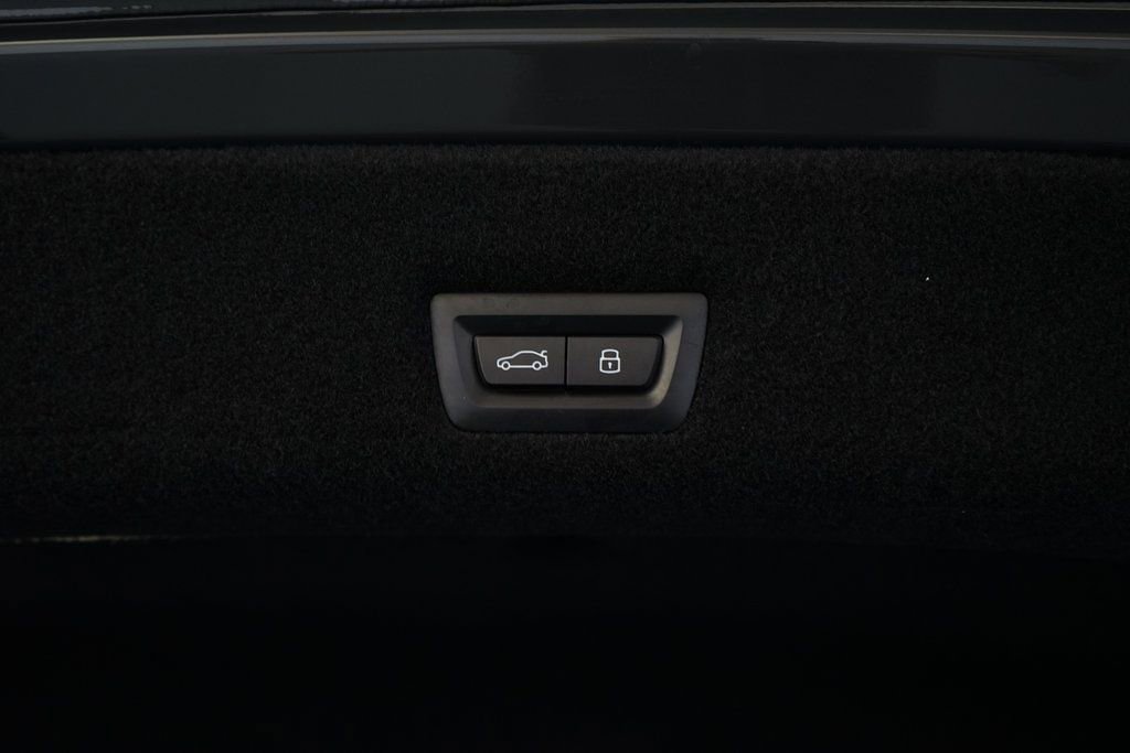 Used 2024 BMW 740i w/ Premium Package image 32