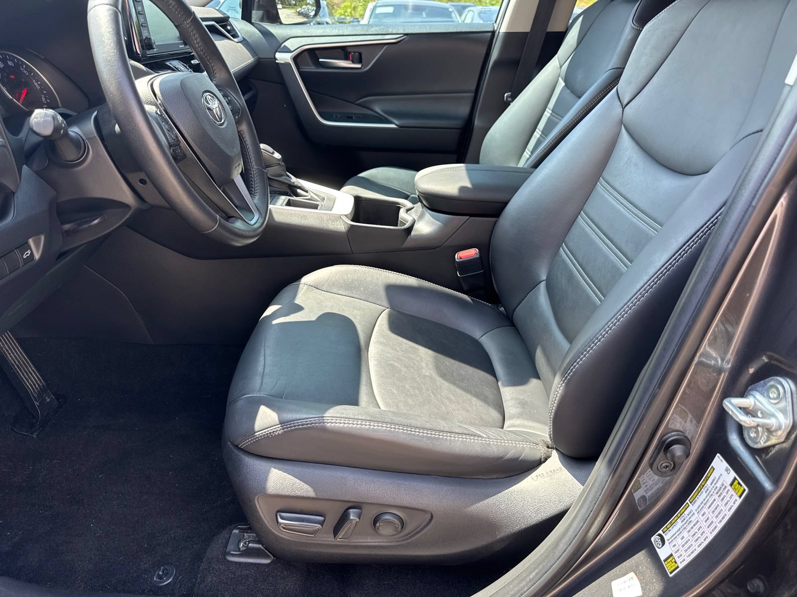 Used 2022 Toyota RAV4 XLE Premium FWD image 9