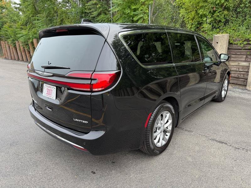 Used 2026 Chrysler Pacifica Limited FWD image 34