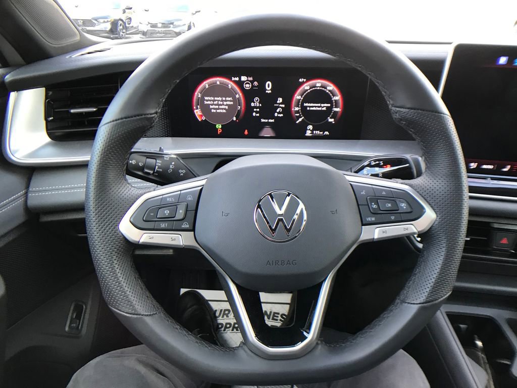 Used 2025 Volkswagen Tiguan SE R-Line image 12