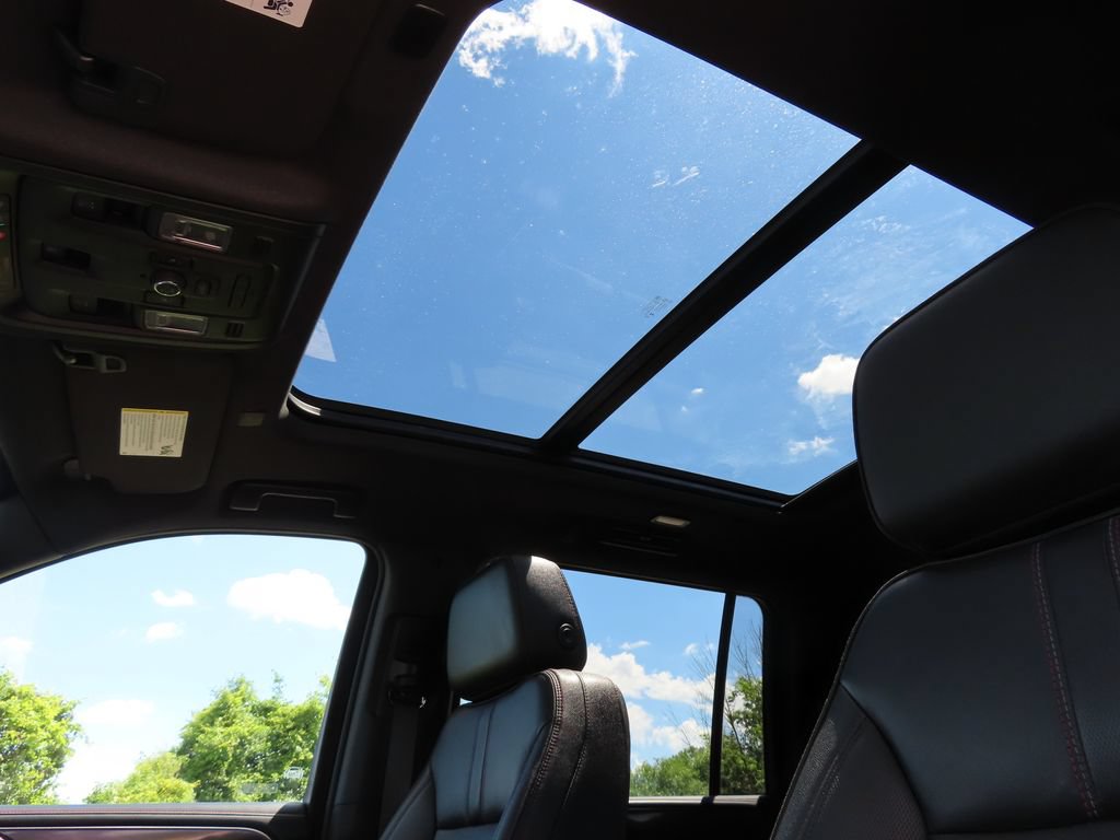 Certified 2024 Chevrolet Suburban RST w/ Luxury Package AWD/4WD image 5