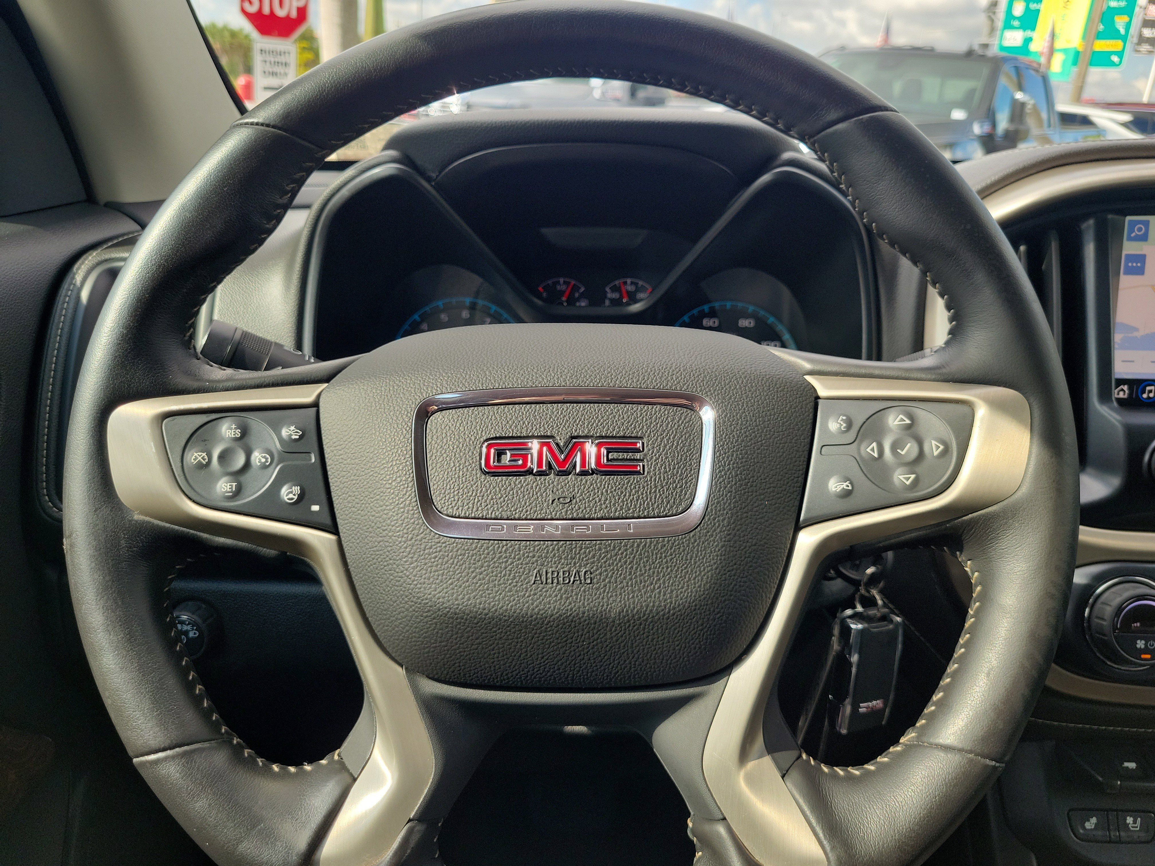 Used 2022 GMC Canyon Denali image 18