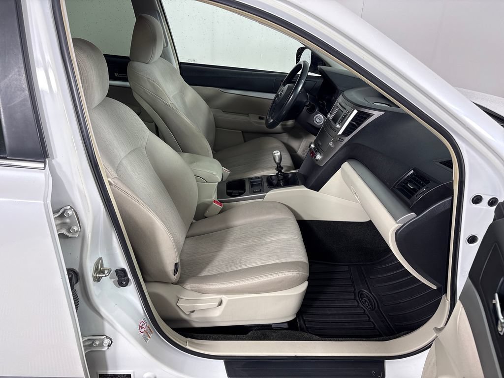 Used 2014 Subaru Outback 2.5i Premium AWD/4WD image 6