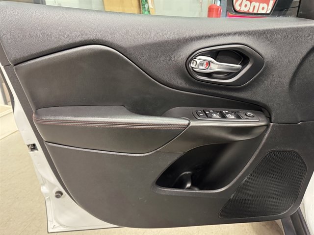 Used 2020 Jeep Cherokee Trailhawk image 14