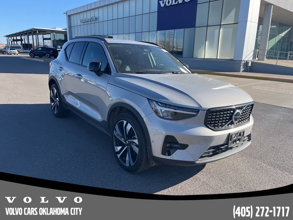 Certified 2025 Volvo XC40 B5 Plus image 3