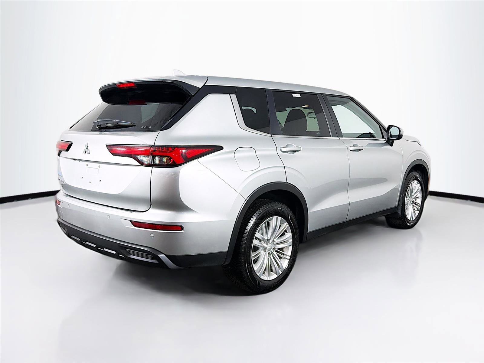 Used 2023 Mitsubishi Outlander ES AWD/4WD image 7