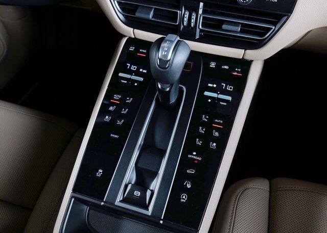 Certified 2026 Porsche Macan AWD/4WD image 16