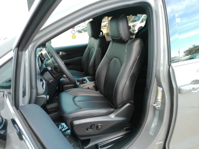 Used 2025 Chrysler Pacifica Select image 16