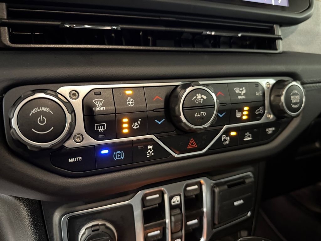 Used 2025 Jeep Wrangler Unlimited Sahara w/ Safety Group image 30