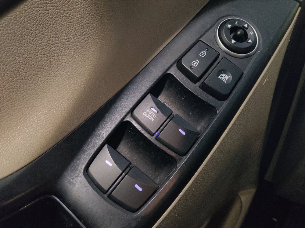 Used 2015 Hyundai Elantra SE FWD image 27