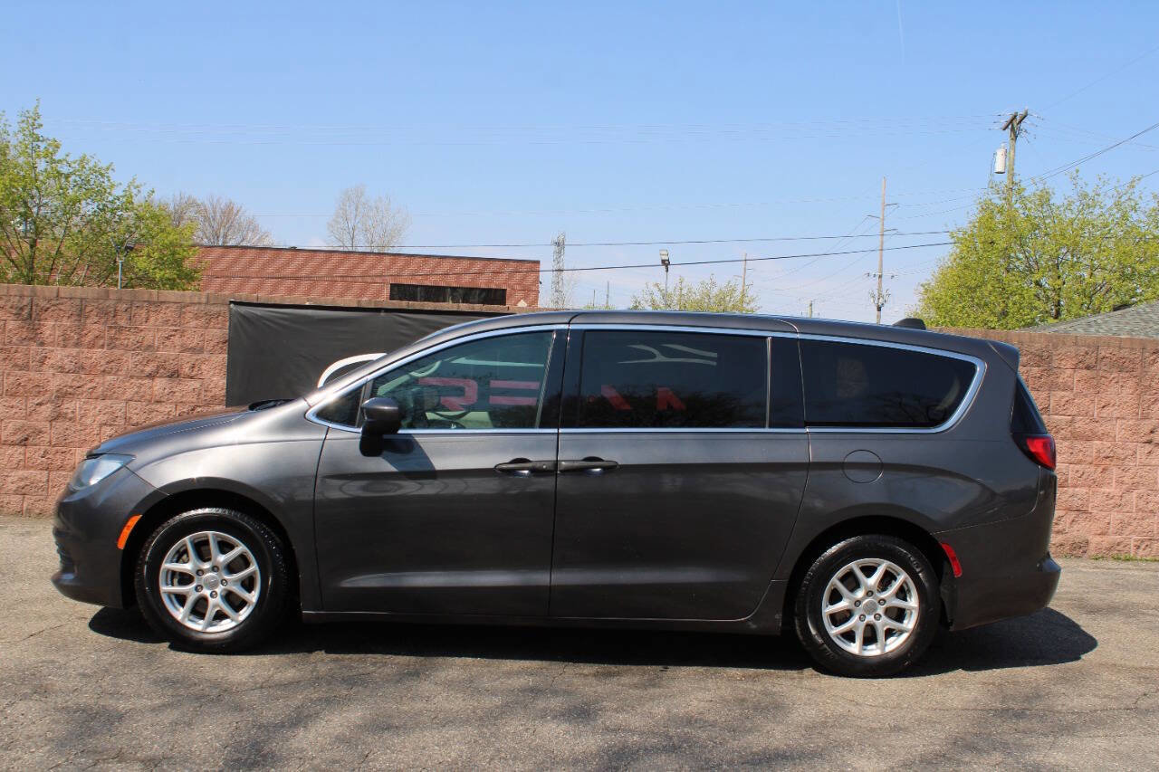 Used 2018 Chrysler Pacifica L FWD image 2