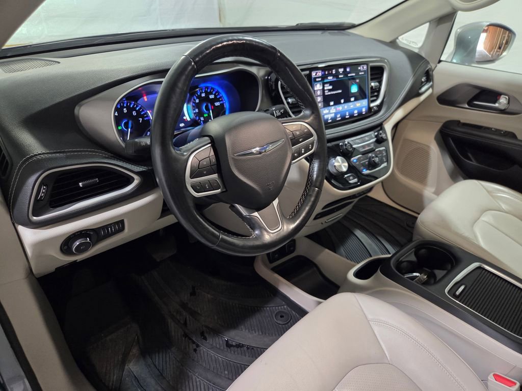 Used 2021 Chrysler Pacifica Touring-L w/ Uconnect Theater Family Group FWD image 6
