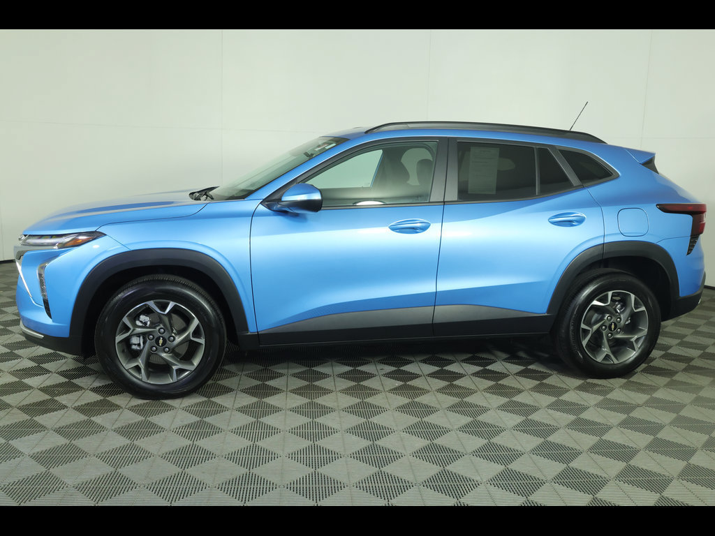 Used 2025 Chevrolet Trax LT w/ Driver Confidence Package FWD image 5