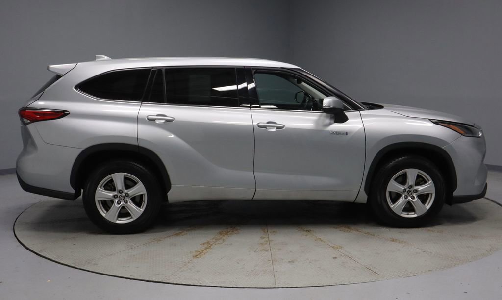 Used 2021 Toyota Highlander LE image 11
