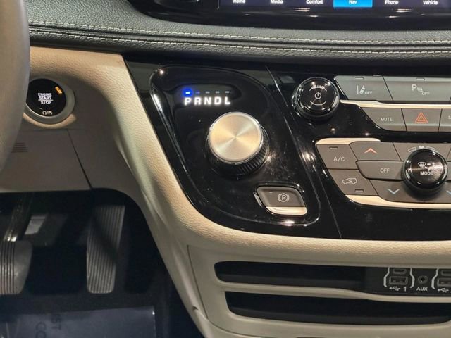 Used 2024 Chrysler Pacifica Limited FWD image 11