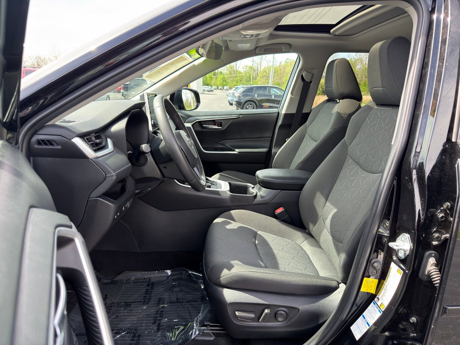 Used 2022 Toyota RAV4 XLE w/ Convenience Package image 10