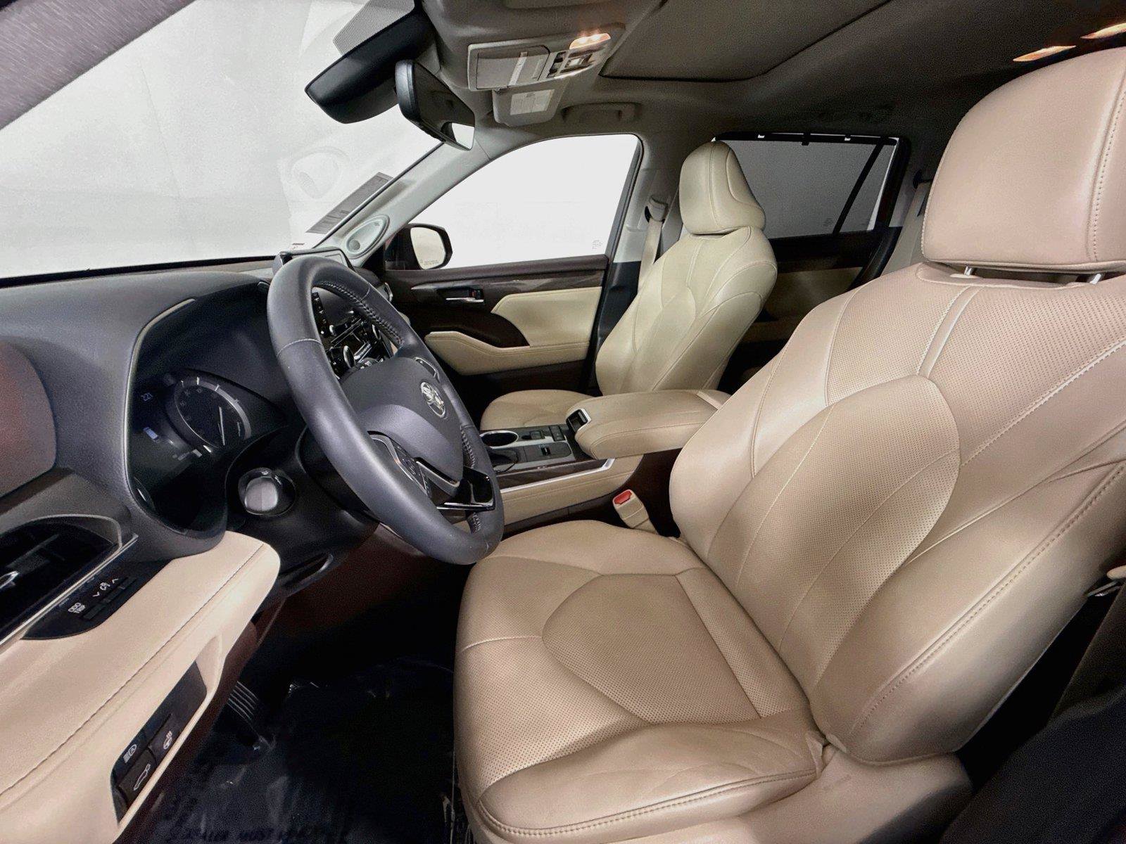 Certified 2021 Toyota Highlander Limited FWD image 3