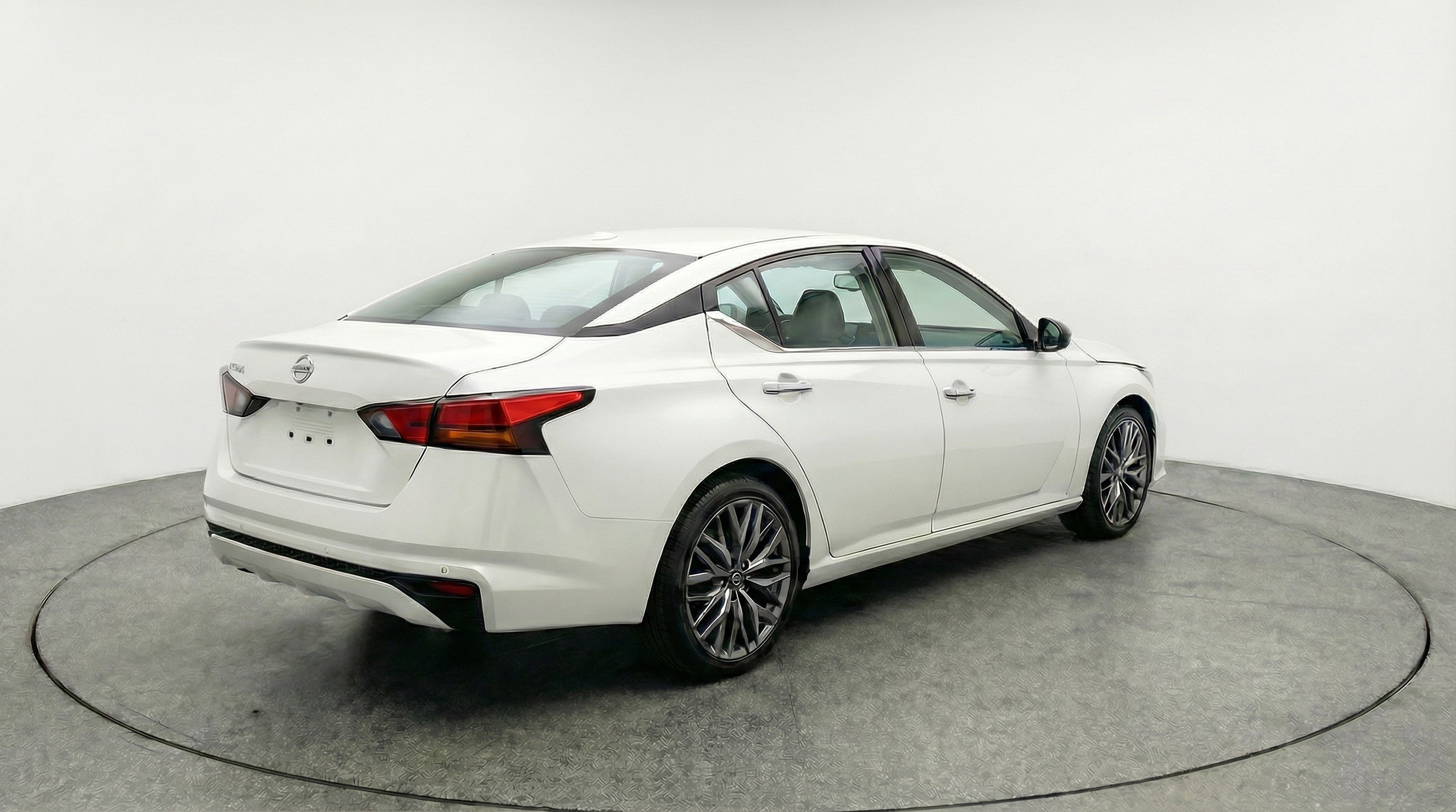 Used 2025 Nissan Altima 2.5 SV image 9