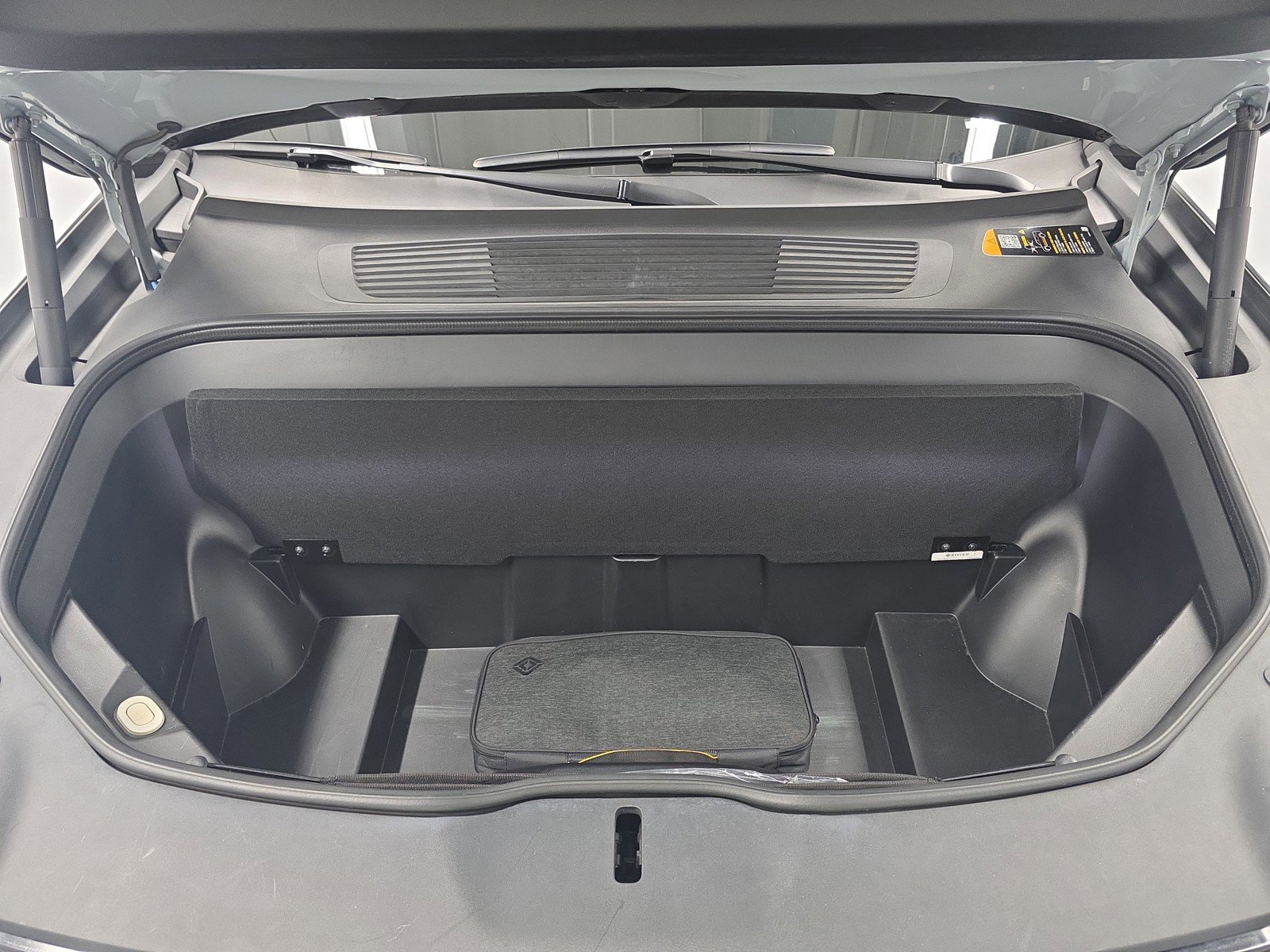 Used 2024 Rivian R1S Adventure AWD/4WD image 14