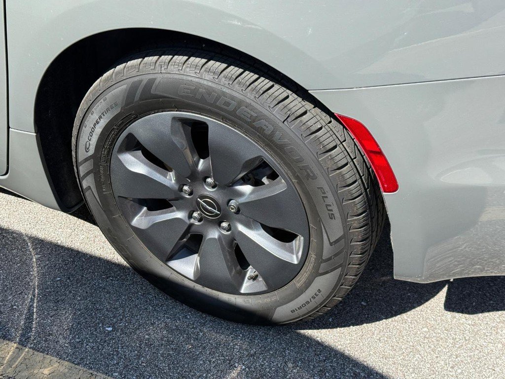 Used 2020 Chrysler Pacifica Limited w/ Advanced Safetytec Group image 13