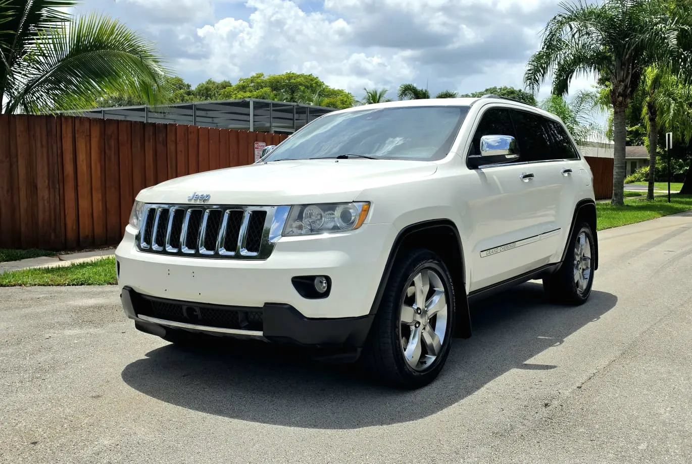 Used 2012 Jeep Grand Cherokee Overland AWD/4WD image 3