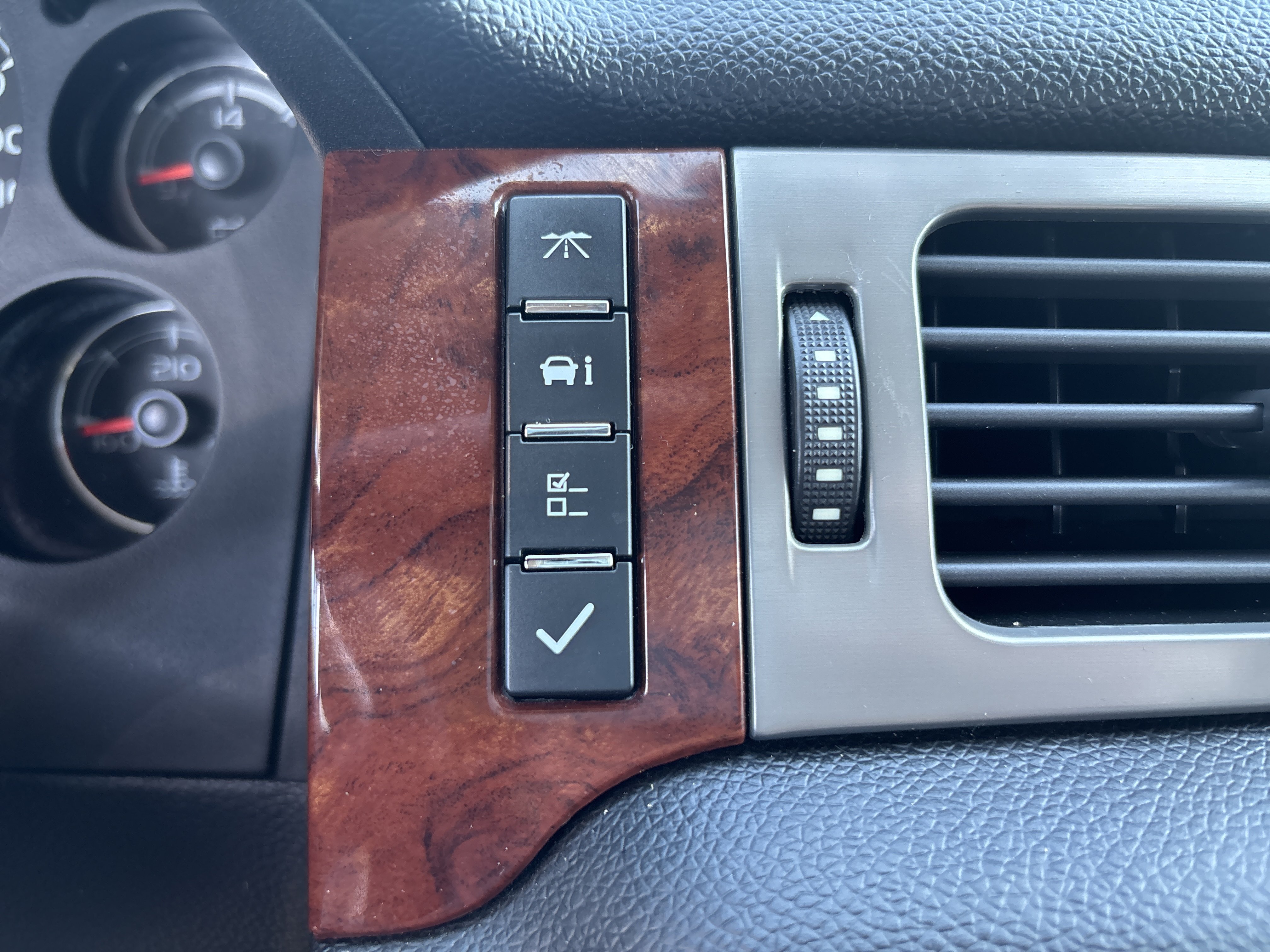 Used 2012 Chevrolet Avalanche LT RWD image 21
