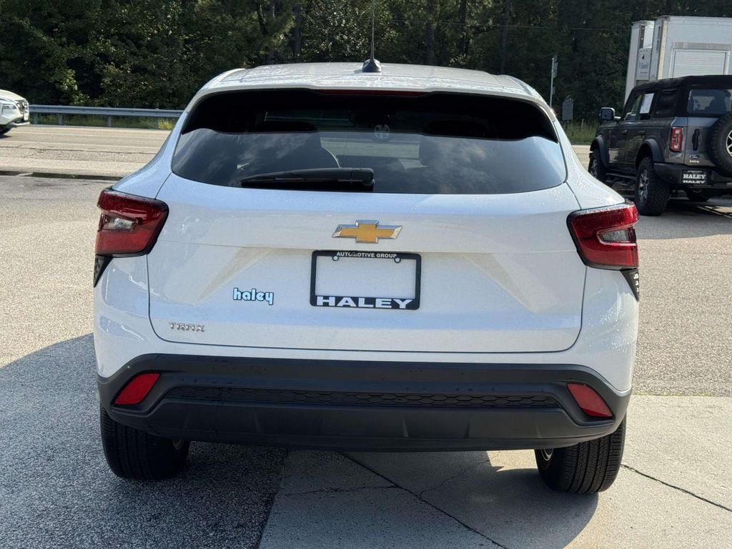 Used 2024 Chevrolet Trax LS w/ LS Convenience Package FWD image 23