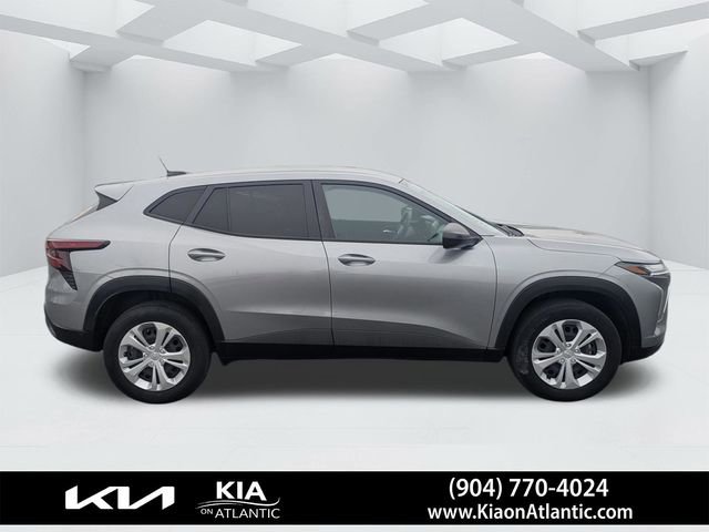 Used 2024 Chevrolet Trax LS w/ Driver Confidence Package FWD image 2