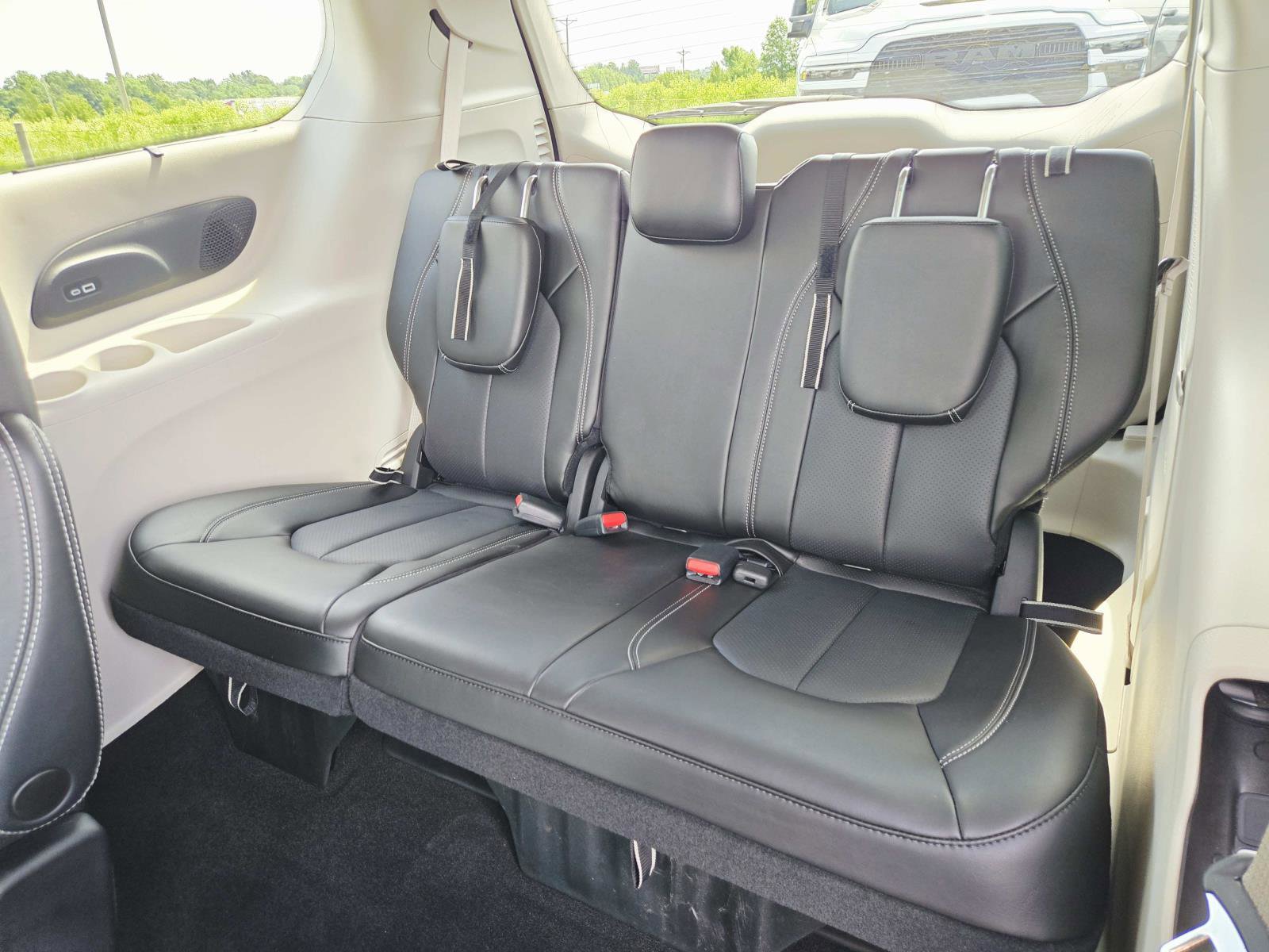 Used 2023 Chrysler Pacifica Touring-L w/ Uconnect Theater Family Group AWD/4WD image 15