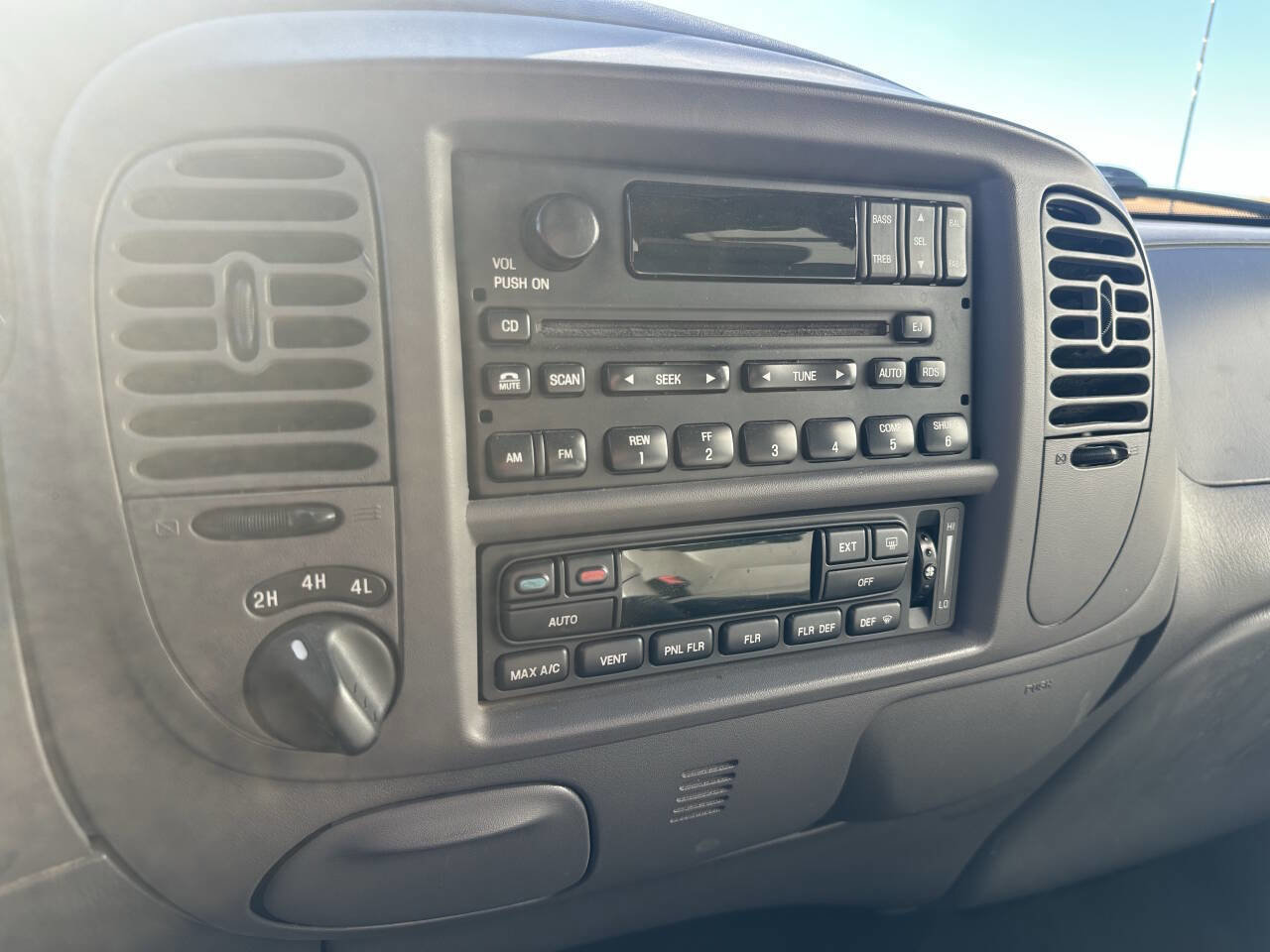 Used 2003 Ford F150 Lariat AWD/4WD image 27