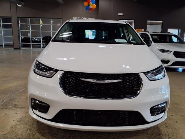 Certified 2024 Chrysler Pacifica Touring-L image 3