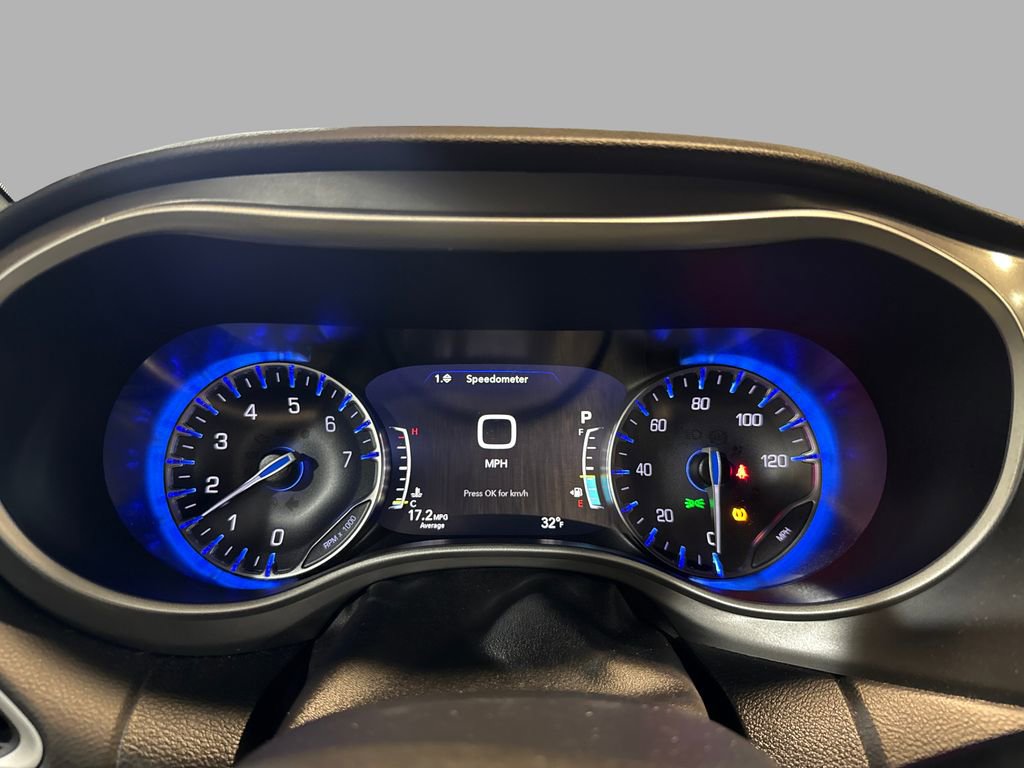 Used 2025 Chrysler Pacifica Select image 17