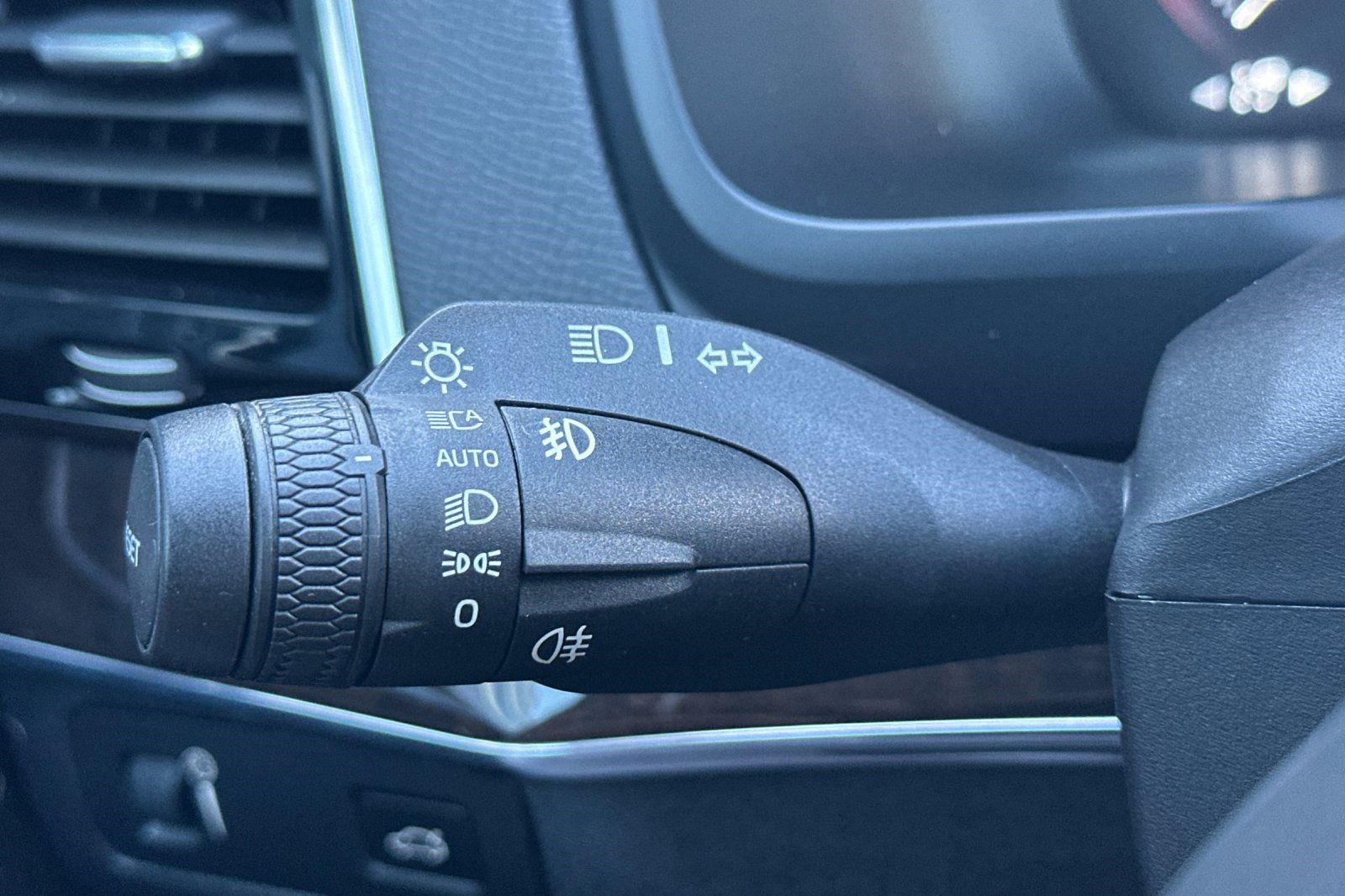 Used 2016 Volvo XC90 T6 Momentum w/ Momentum Plus Package image 34