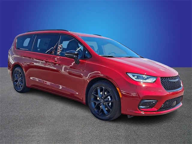 New 2026 Chrysler Pacifica Limited w/ S Appearance Package image 2