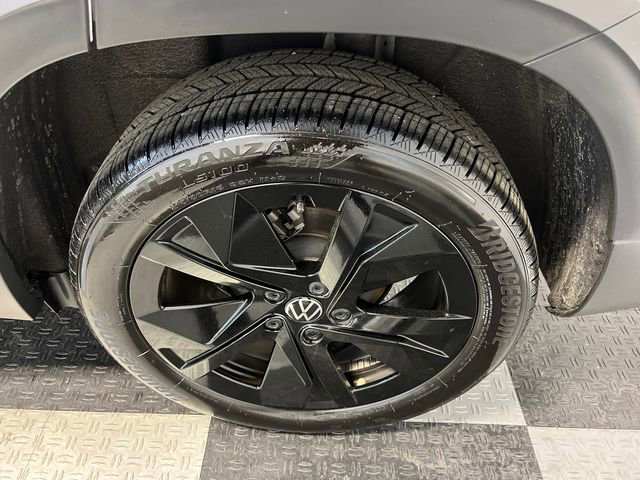 Certified 2025 Volkswagen Taos SE FWD image 15