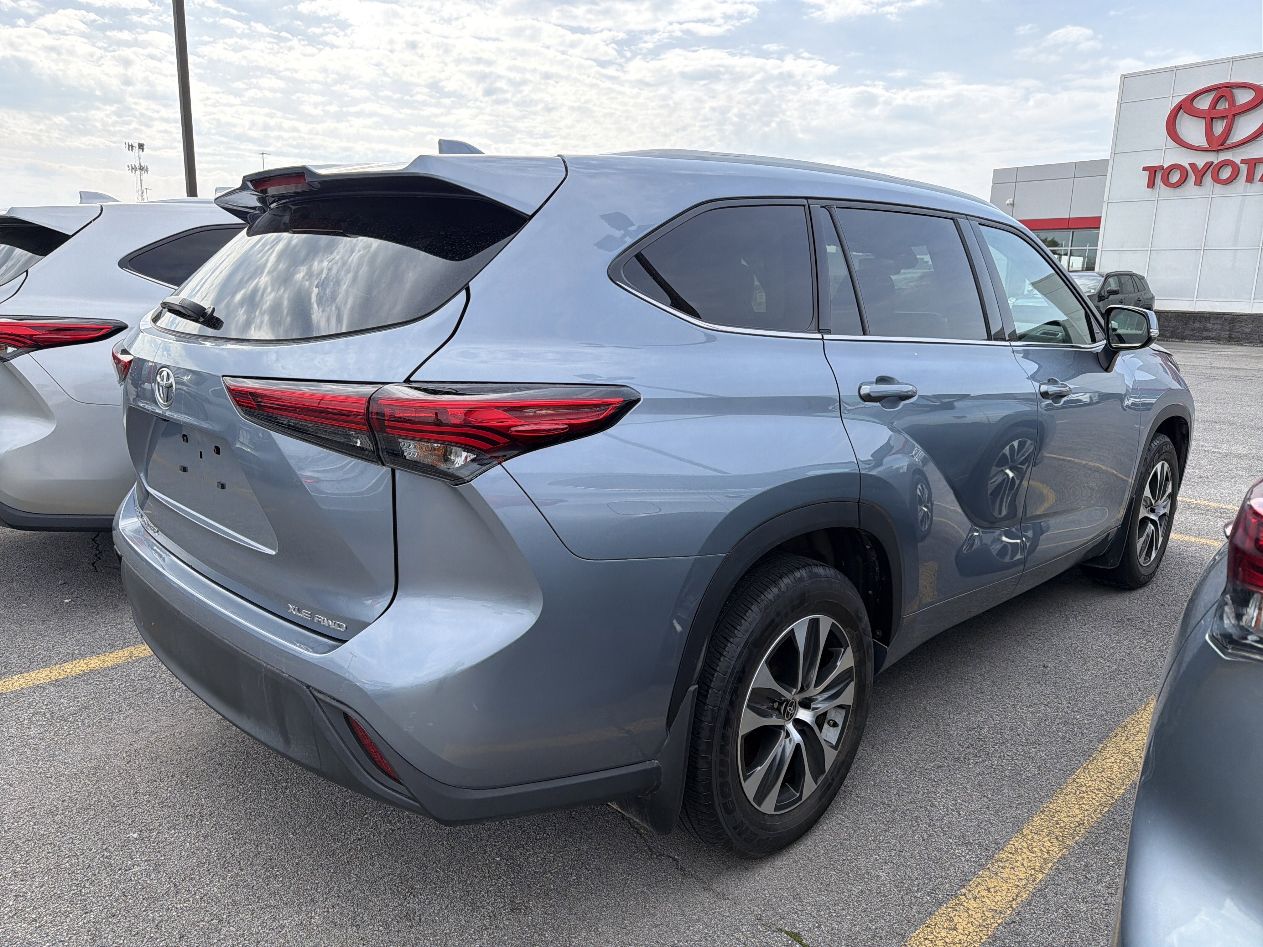 Used 2022 Toyota Highlander XLE AWD/4WD image 6